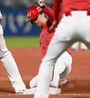 　４回、適時三塁打を放ち滑り込む黒原（撮影・園田高夫）