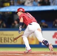 　６回、中前適時打を放った野間（撮影・園田高夫）