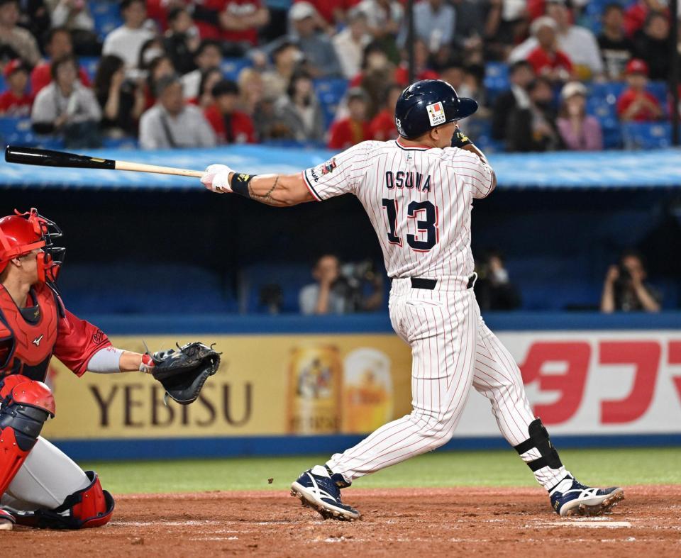 　２回、左越えに満塁本塁打を放つオスナ