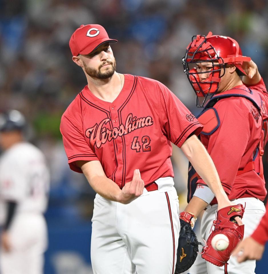 　２回、ボールの交換を要求する先発のハッチ（撮影・園田高夫）