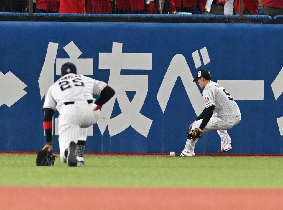 　４回、黒原の飛球を捕球できず適時三塁打とした左翼手サンタナ。奥は中堅手・塩見