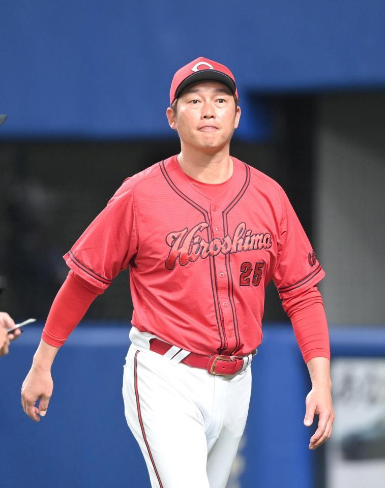 　選手交代を告げる新井監督（撮影・市尻達拡）