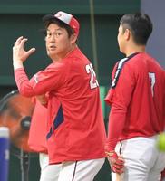 　堂林に身振り手ぶりで指導する新井監督（撮影・市尻達拡）