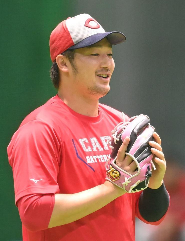 　練習中に笑顔をみせる床田（撮影・市尻達拡）