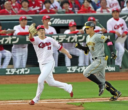 　２回、佐藤輝の一ゴロでベースカバーに入る床田（撮影・立川洋一郎）