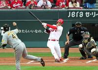 　１回、１号先制ソロを放つ秋山（撮影・立川洋一郎）