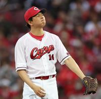 　２回、佐藤輝に四球を出し、顔をしかめる大瀬良（撮影・田中太一）