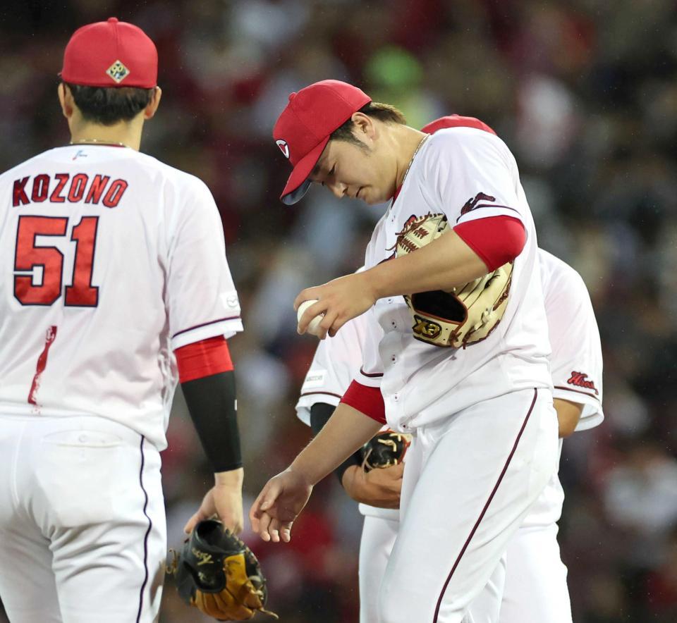 　４回、勝ち越しを許し肩を落とす床田（撮影・田中太一）