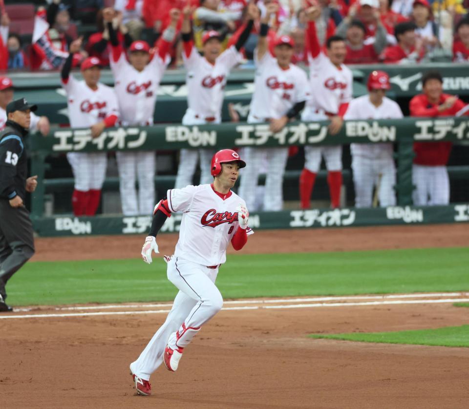 　１回、先頭打者本塁打を放ちダイヤモンドを回る秋山（撮影・立川洋一郎）