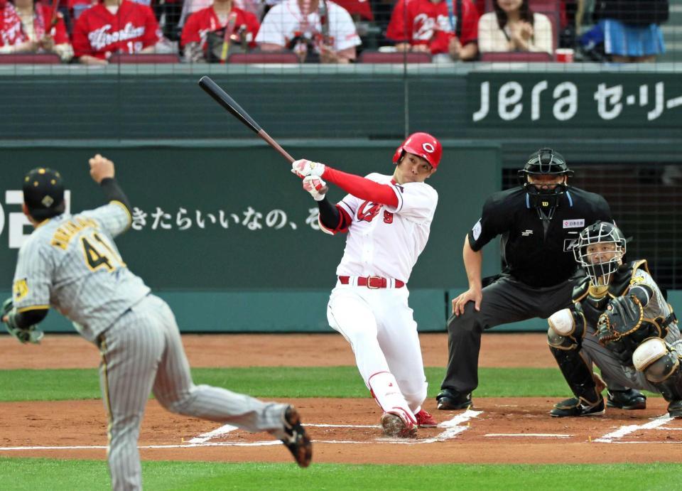 　１回、１号先制ソロを放つ秋山（撮影・立川洋一郎）