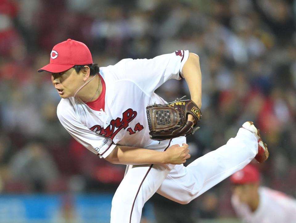 　先発し力投する大瀬良（撮影・市尻達拡）