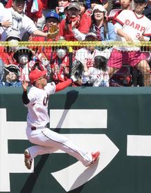 広島－ＤｅＮＡで珍プレー　佐野の飛球が右中間フェンスに当たってスタンドイン　一時は本塁打判定もリプレー検証経て二塁打に