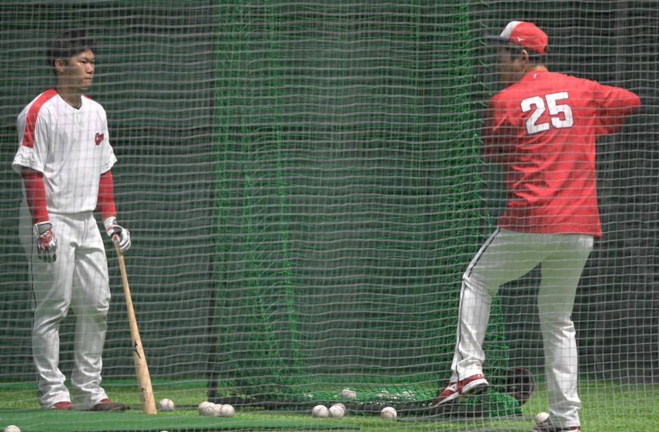 　１日の阪神戦前練習で坂倉を指導する新井監督