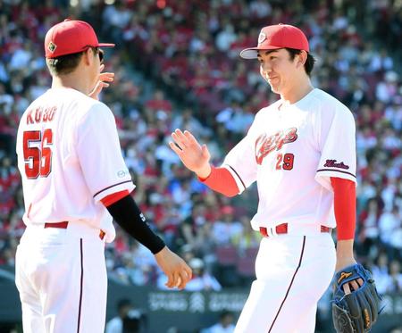 　チームメートとタッチを交わすケムナ