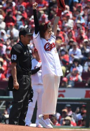 　始球式に登場した神田愛花（撮影・市尻達拡）