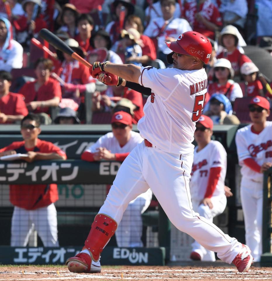 　７回、松山は右越え３ランを放つ（撮影・市尻達拡）