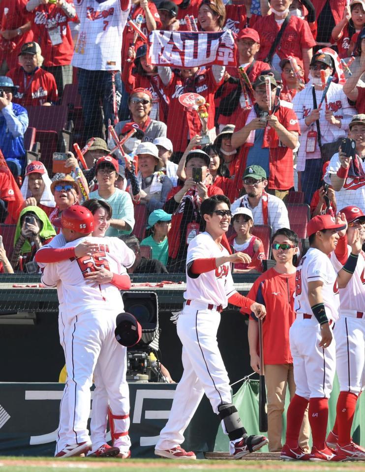 　７回、右越え３ランを放った松山と抱き合う森下（撮影・市尻達拡）