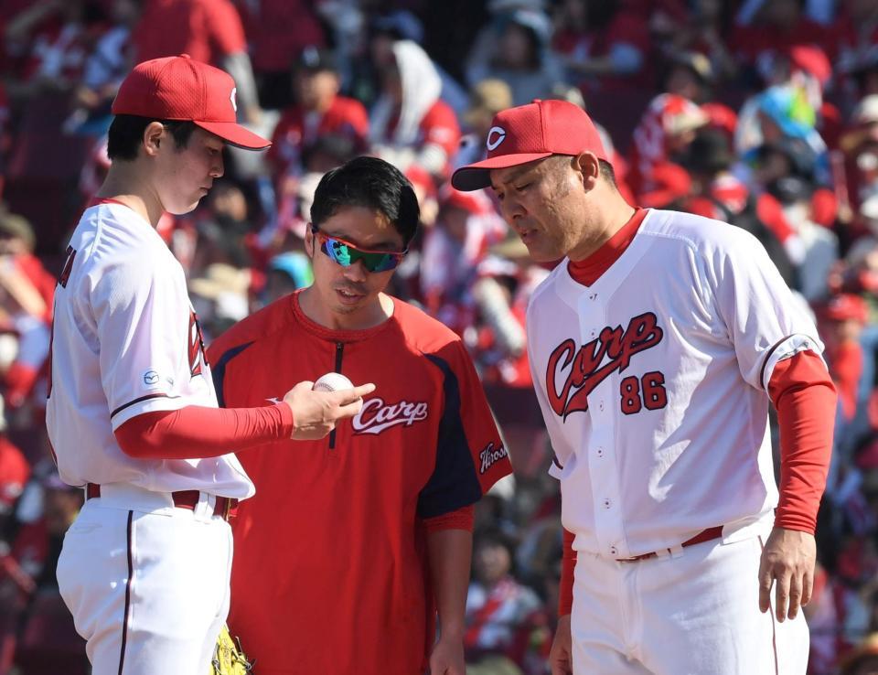 　８回の登板前、森下は一度マウンドに上がるものの、右手を気にするそぶりをみせ降板した（撮影・市尻達拡）