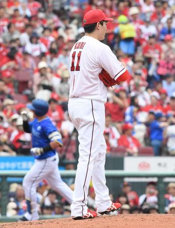 　６回、九里は牧（奥）に左越え２ランを浴びる（撮影・市尻達拡）