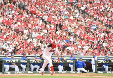 　７回、代打・松山は中飛に倒れる（撮影・市尻達拡）