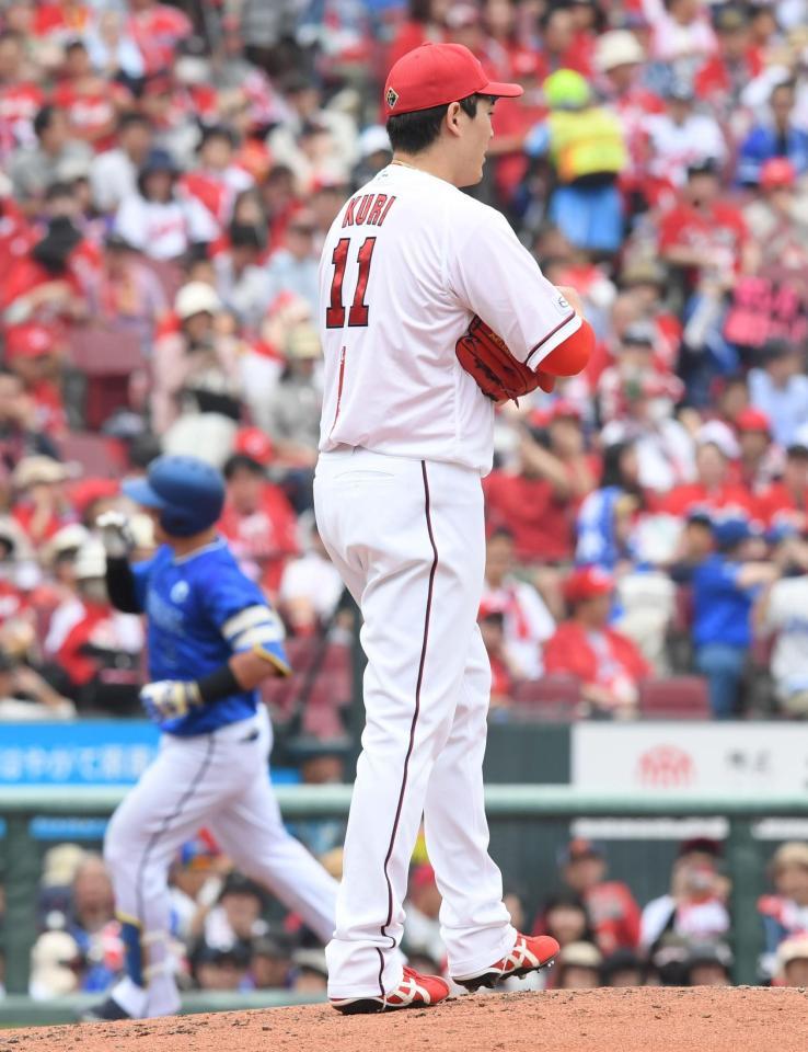 　６回、九里は牧（奥）に左越え２ランを浴びる（撮影・市尻達拡）