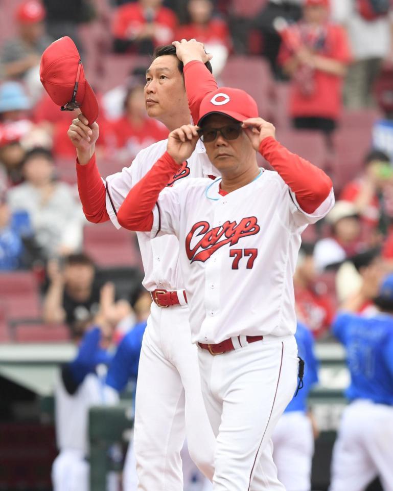 　敗戦後、スタンドのファンにあいさつする新井監督（左）ら＝撮影・市尻達拡