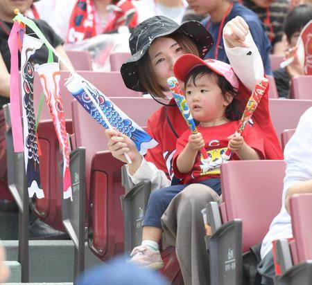 　鯉のぼりを手に声援を送った子どもたちだったが…