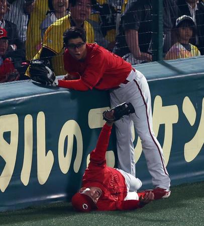 　４回、佐藤輝の飛球を好捕する矢野（下）＝撮影・山口登