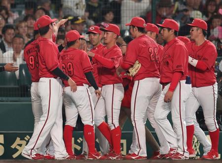 　４回、佐藤輝の邪飛を好捕した遊撃手の矢野（中央）はナインの出迎えを受ける（撮影・中田匡峻）