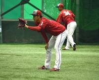 　キャッチボールを行う常広