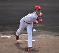 　実戦デビューし、力投する常広