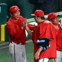 　新井監督（左）は笑顔で床田とタッチする（撮影・山口登）