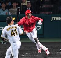 　５回、左前タイムリーを放つ秋山（撮影・飯室逸平）