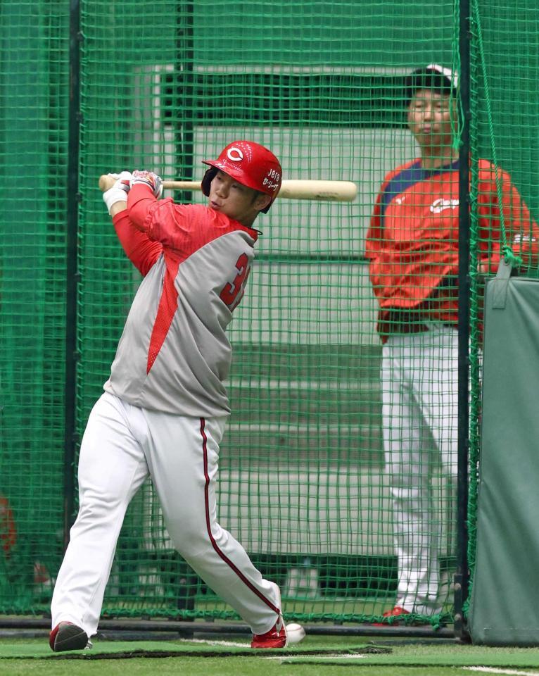 　新井監督（右）が見つめる中、打撃練習する坂倉（撮影・山口登）