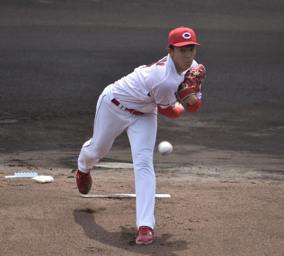 　実戦デビューし、力投する常広