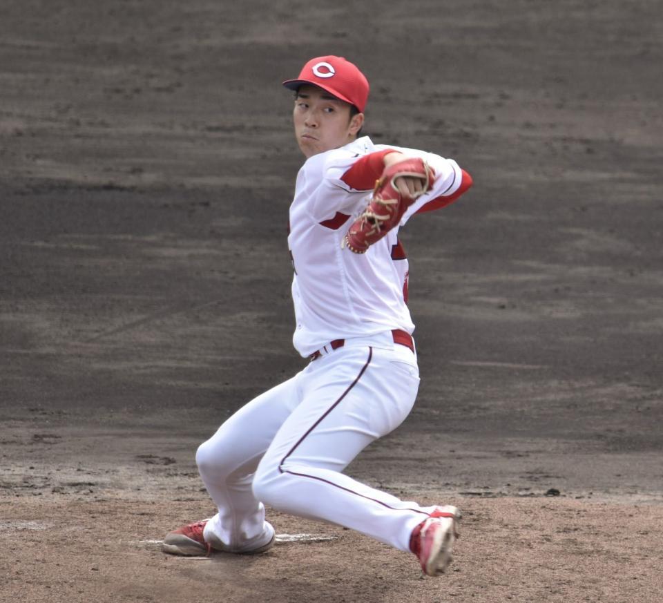 　実戦デビューし、力投する常広