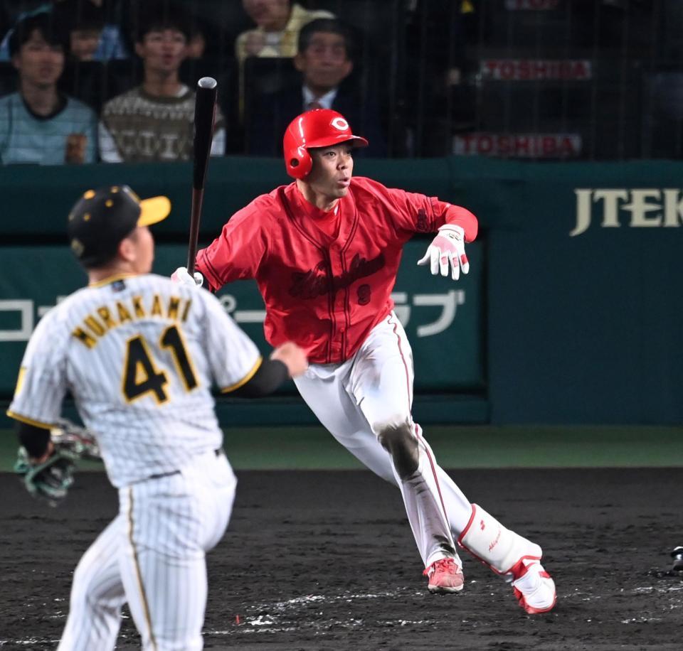 　５回、左前タイムリーを放つ秋山（撮影・飯室逸平）