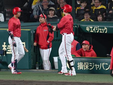 　７回、大瀬良を打席に送り出す新井監督（右）＝撮影・飯室逸平