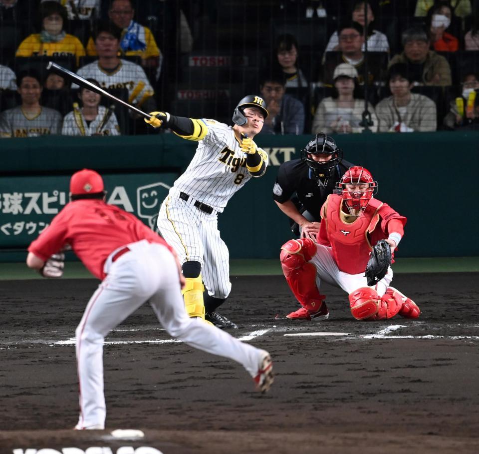 　６回、空振り三振に倒れる佐藤輝（撮影・飯室逸平）