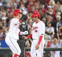 ５回、勝ち越し打を放った小園は右拳を握る（撮影・市尻達拡）