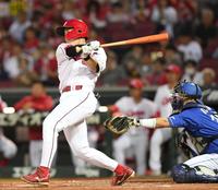 　４回、左前タイムリーを放つ中村健（撮影・市尻達拡）