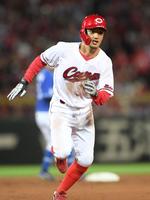 　６回、矢野は松山の右前タイムリーで本塁へ向かう（撮影・市尻達拡）