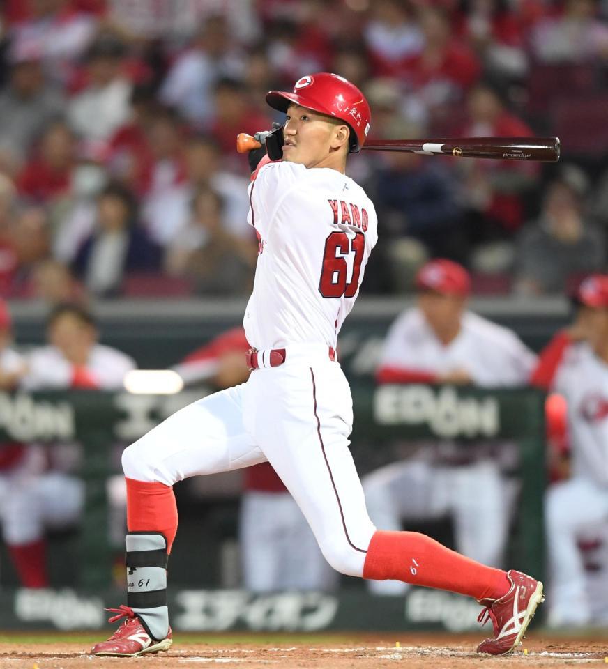 　４回、矢野は左前タイムリーを放つ（撮影・市尻達拡）