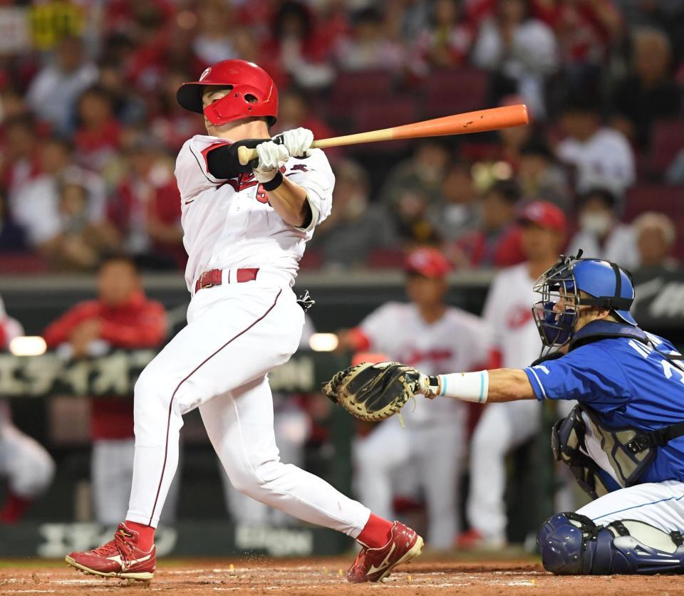 　４回、左前タイムリーを放つ中村健（撮影・市尻達拡）