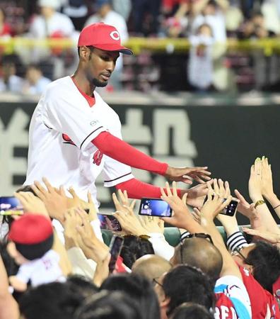 　ヒーローインタビュー後、ファンとタッチを交わすアドゥワ