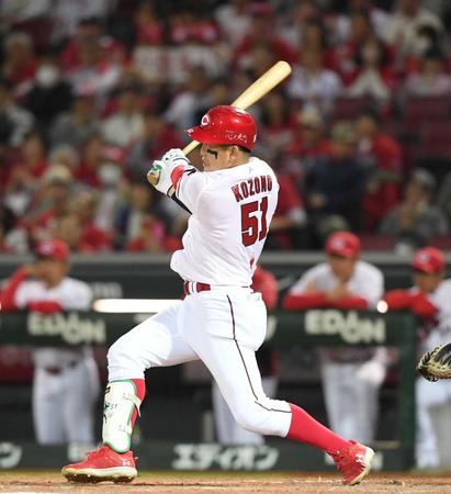 　５回、小園は右前タイムリーを放つ