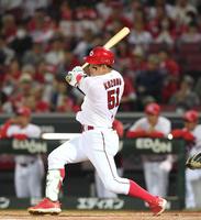 　５回、小園は右前タイムリーを放つ