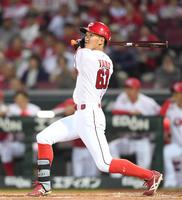 　４回、矢野は左前に同点適時打を放つ