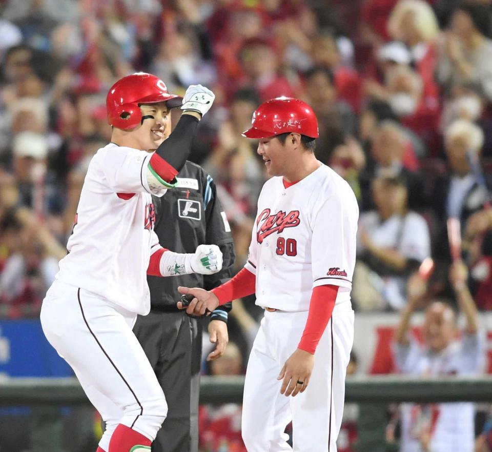 　５回、勝ち越し打を放った小園は右拳を握る（撮影・市尻達拡）