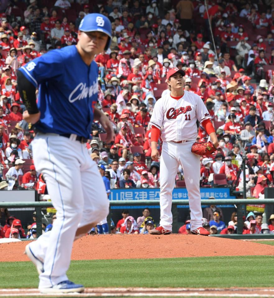 　４回、九里は細川への死球で出塁を許す（撮影・市尻達拡）